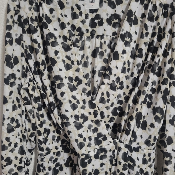 Cabi Leopard print wrap style roushing on sleeve top size small - Picture 5 of 14